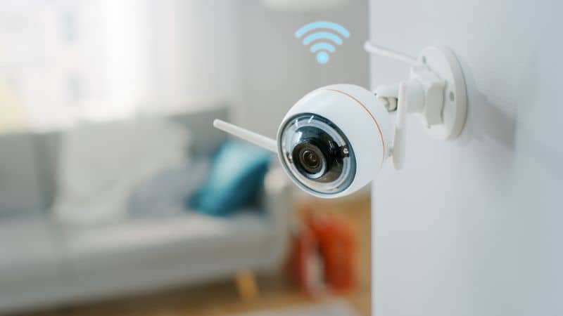 câmera de vigilância Wi-Fi com duas antenas em uma parede branca em um apartamento 