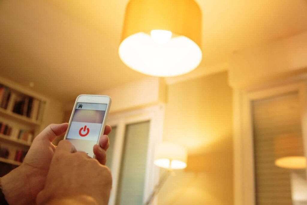 Smart Home: Homem que controla luzes com seu telefone