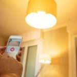 Smart Home: Homem que controla luzes com seu telefone