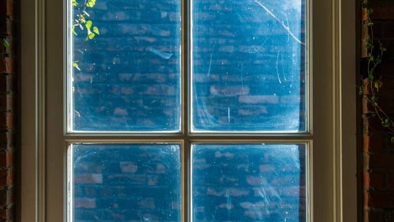 Janela residencial com filme reflexivo para conforto térmico