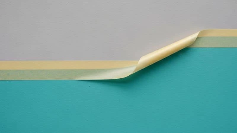 fita crepe e acabamento de pintura para evitar manchas.